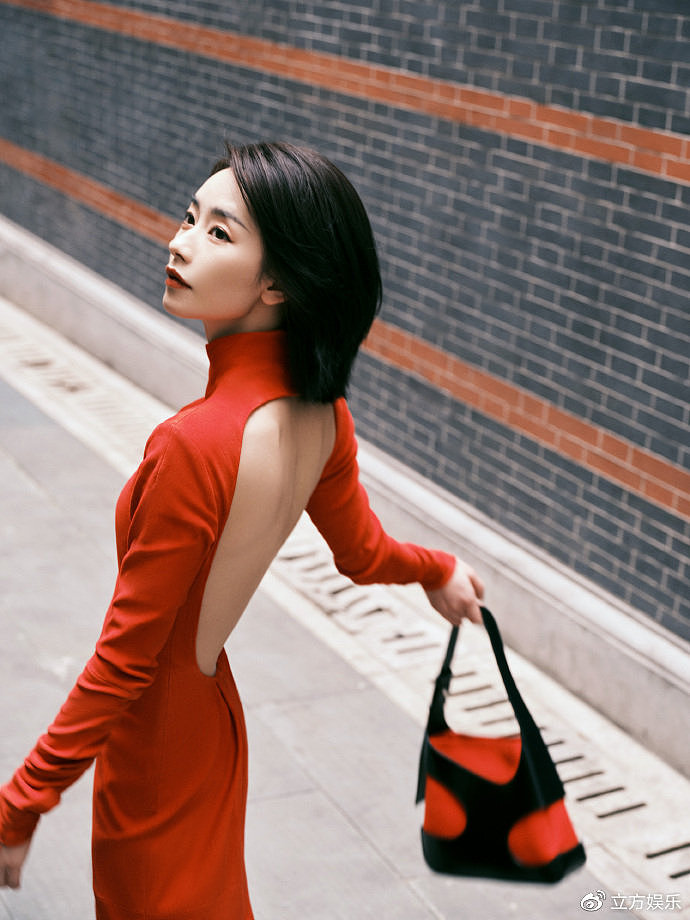 刘雅瑟露背红色长裙造型亮眼 酷拽优雅一键切换 - 3