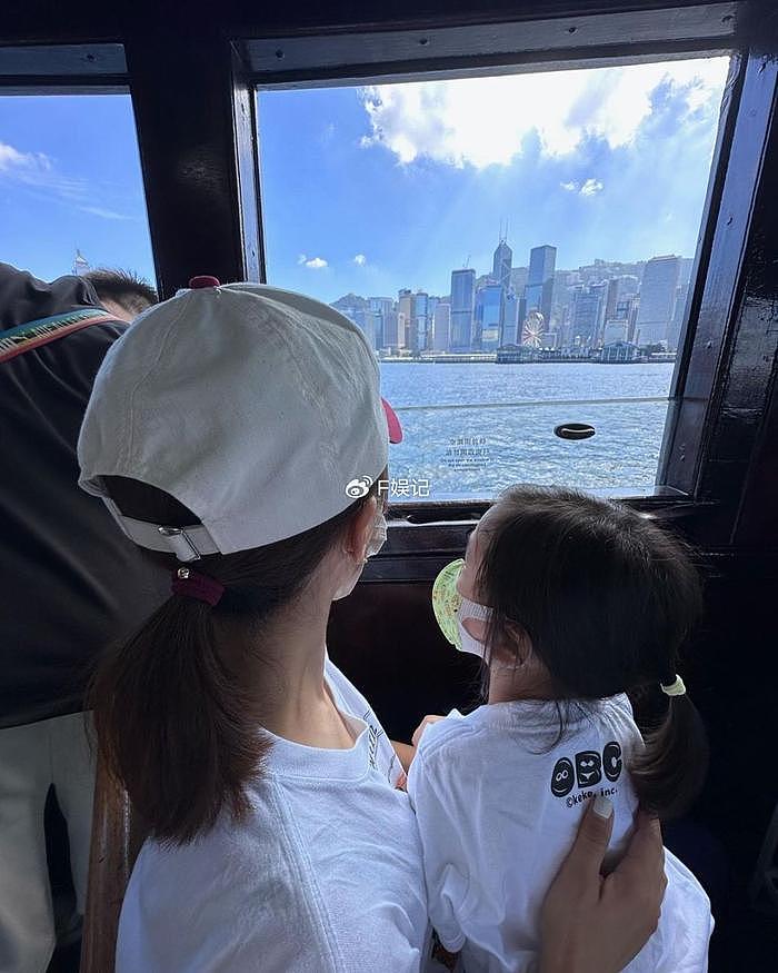 杨怡夫妇带女儿搭船出海欣赏海景 罗仲谦和女儿嘴对嘴亲吻很有爱 - 2