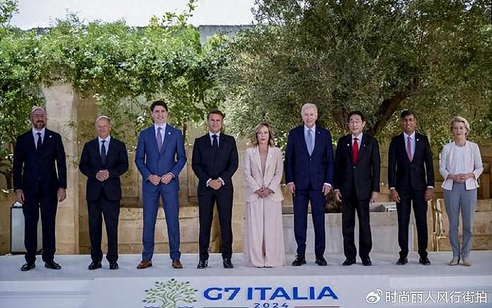意大利G7峰会第一天大合影！意大利美女总理在C位，穿粉色惊艳了 - 1