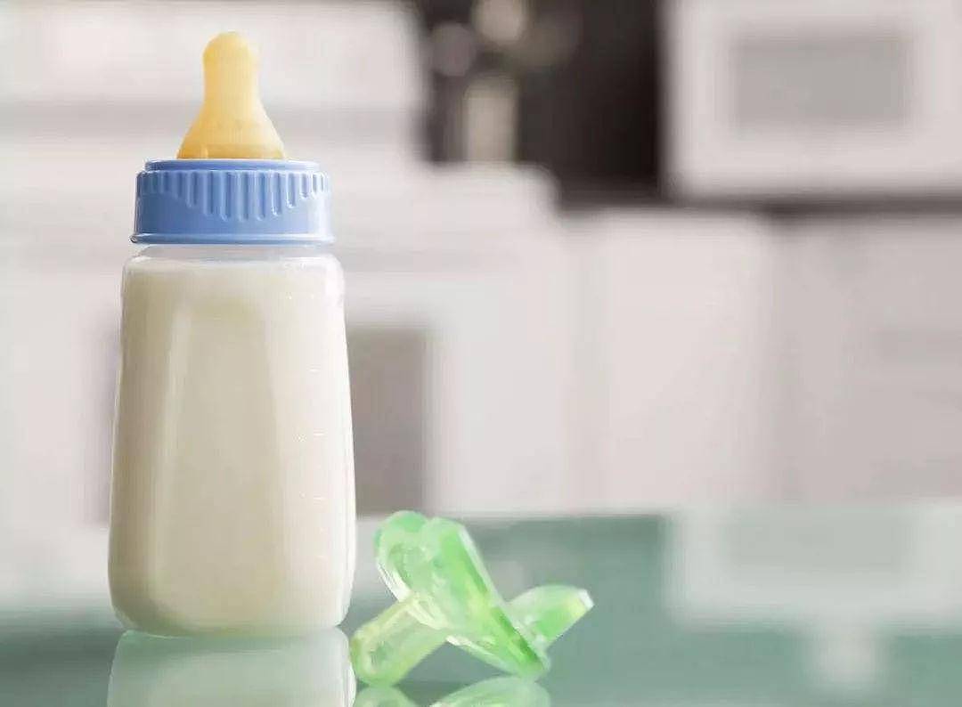 用牛奶冲泡奶粉，把孩子喝进医院，别轻信这些“有毒”的哺乳方式 - 5