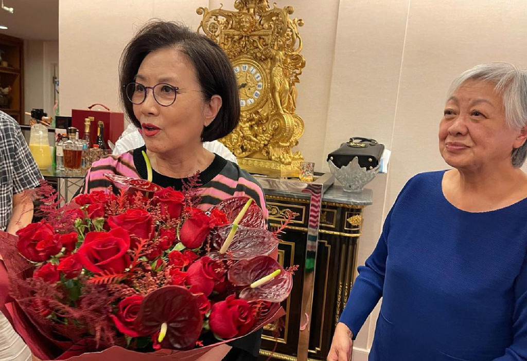 汪明荃获颁金紫荆星章，TVB主席亲自接见送祝贺信，曾志伟送鲜花 - 4