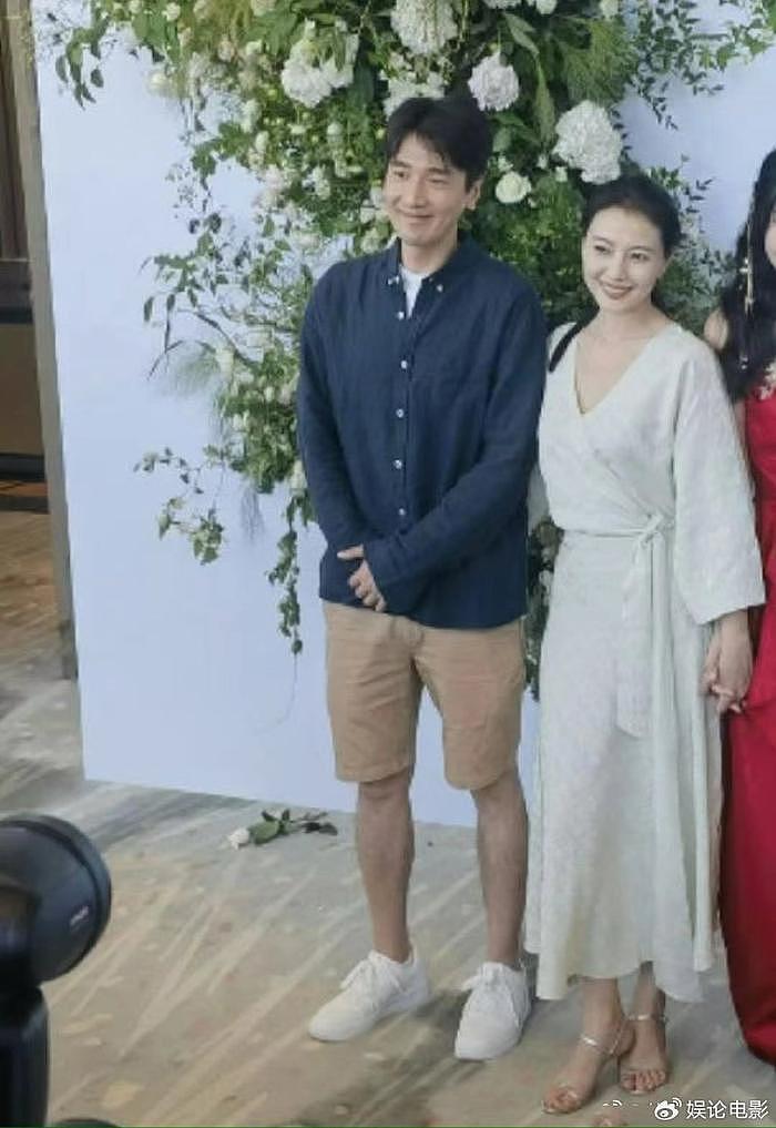 高圆圆赵又廷被偶遇参加婚礼，穿着随意，夫妻对眼甜笑感情超好 - 5
