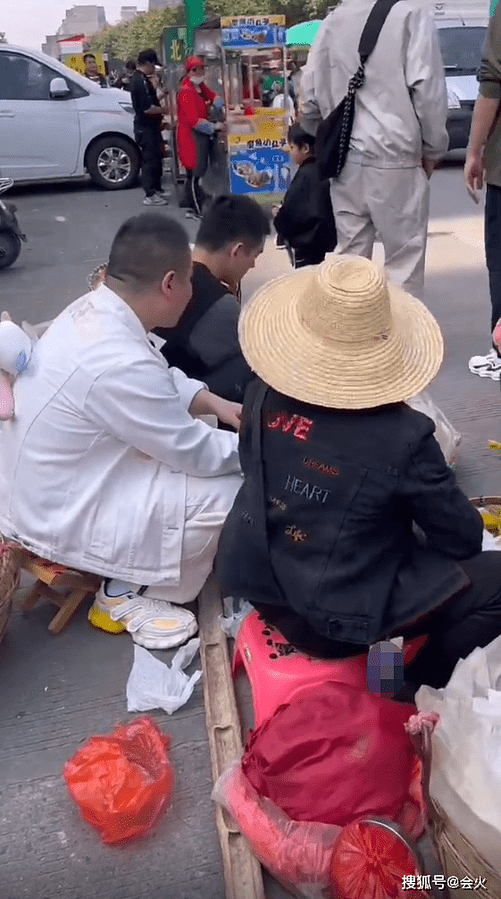 36岁岳云鹏街上摆地摊！拿小板凳坐路边使劲吆喝，生意火爆引围观 - 1