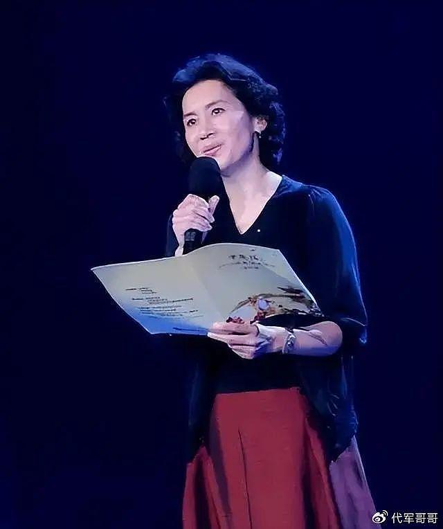 她是国家一级演员，享正军级待遇，离异后至今单身，66岁依然美丽 - 5