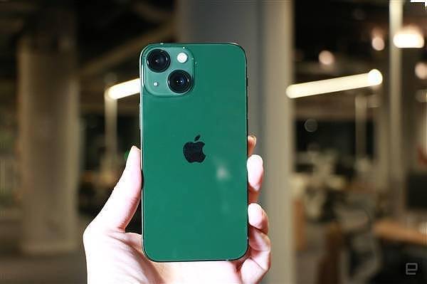 5999元起！iPhone 13新配色真机上手：全新苍岭绿和绿色有爱吗 - 2