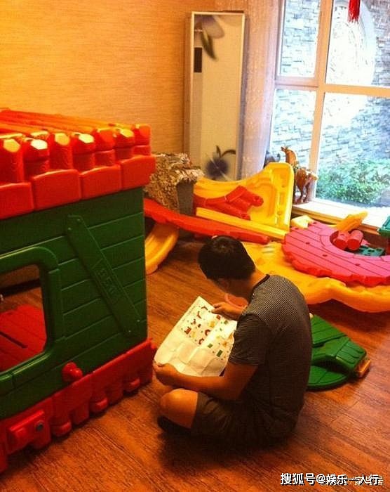 张嘉译豪宅：书柜超抢眼，为了孩子搭建“城堡”，典型的隐形富豪 - 5
