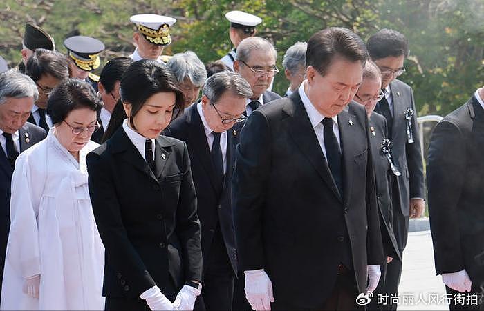 韩国第一夫人穿黑色套装出席纪念日活动！扎低马尾又嫩了，太冻龄 - 6