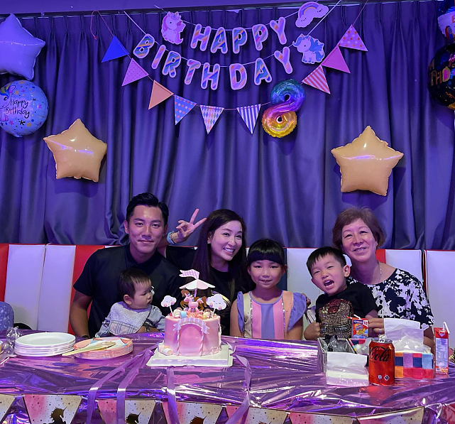 TVB小生张颖康一家为女儿庆祝8岁生日 每一年生日都有拍全家福 - 3