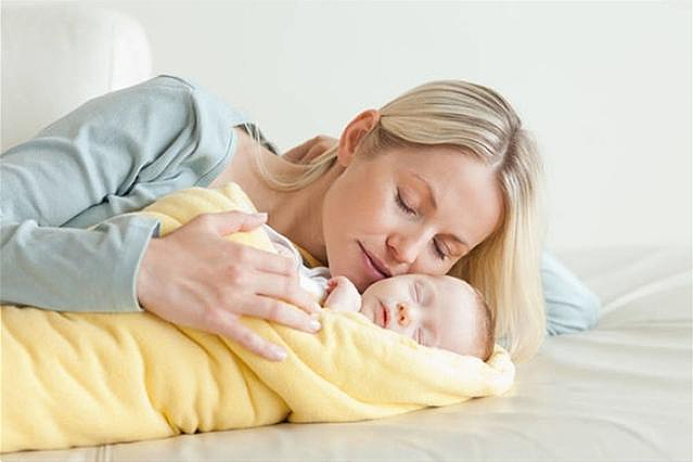 宝宝喜欢“趴睡”，家长需要干涉吗？趴着睡的2个原因家长要了解 - 5