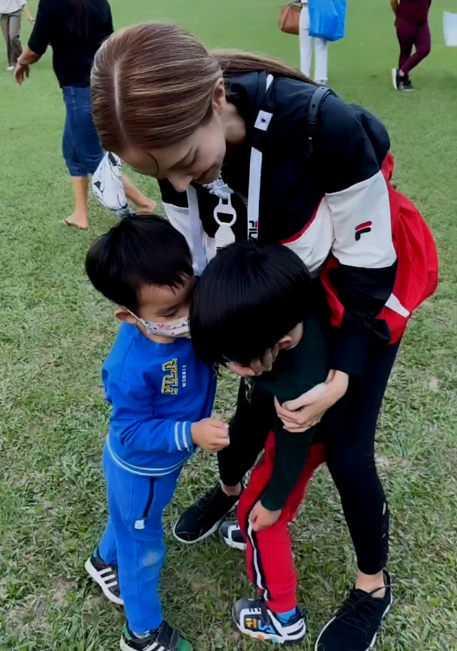 郑嘉颖亲吻儿子脸颊很有爱 陈凯琳与两个儿子在公园玩游戏 - 8