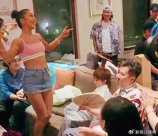 刘欢与妻子举办聚会，吉克隽逸打扮火辣，被抨击“穿着不分场合” - 10