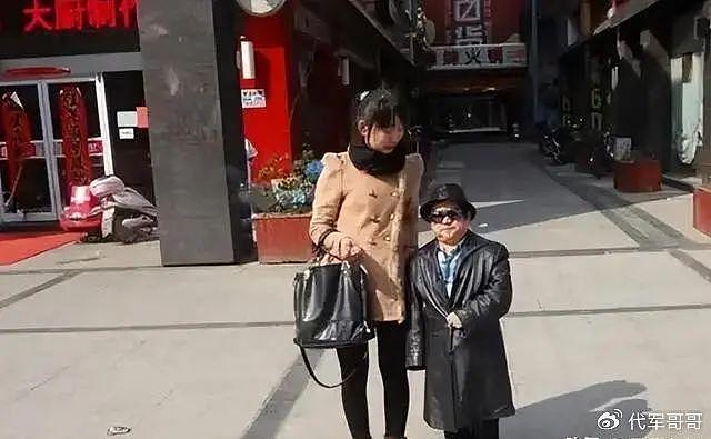他是中国第一矮星，身高1米28，却娶过4个美女老婆，一个比一个漂亮 - 14