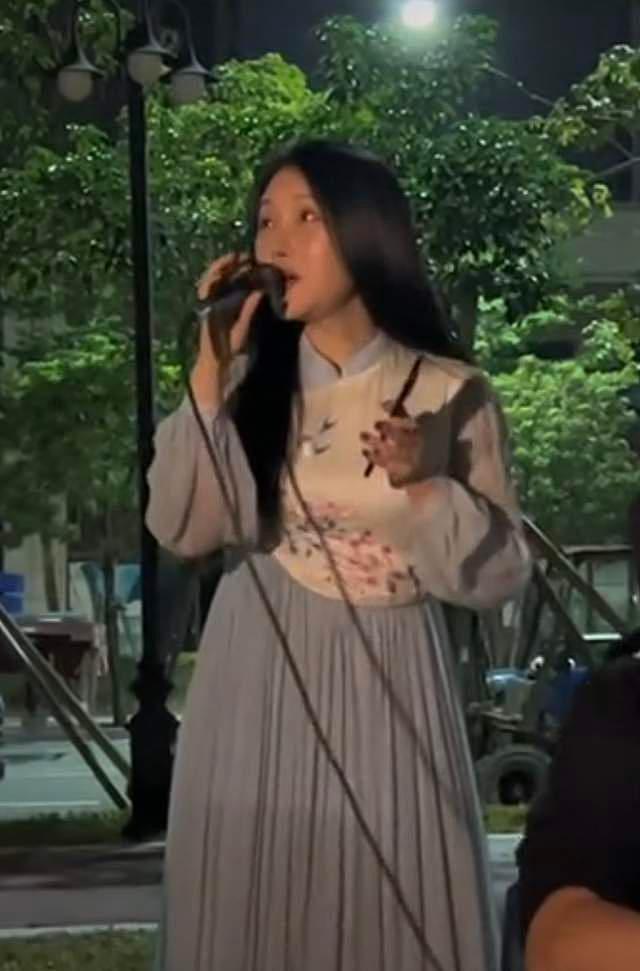 51岁港星汤镇宗罕露面，现身广东街头唱歌，身旁女子被指是杨钰莹 - 7