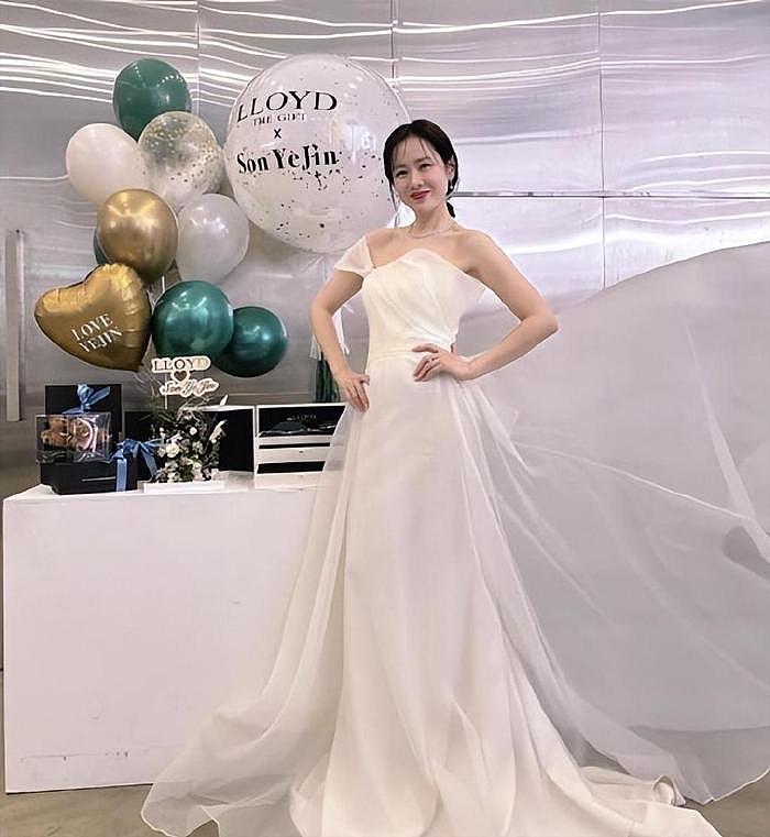 孙艺珍在结婚两年后，再次穿上了婚纱，网友称赞，身材和气场没变 - 3