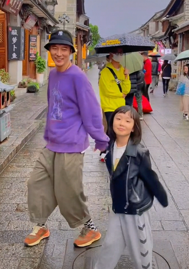 张丹峰晒与女儿跳舞视频，7岁彤彤乖巧可爱，被曝拍摄人是洪欣 - 3