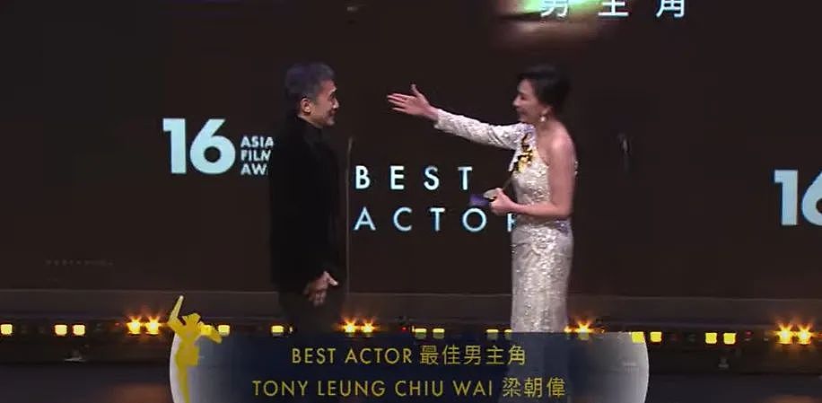 亚洲电影大奖红毯：洪金宝满头白发，香港90后男演员撞脸朱一龙 - 2