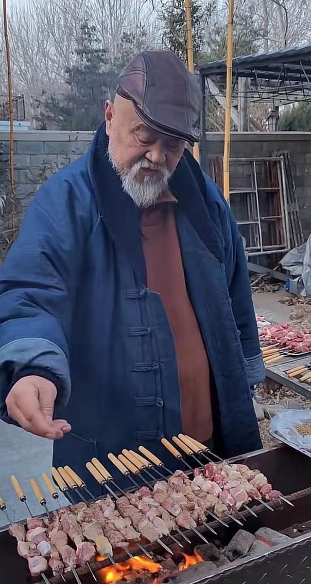 老演员李琦在北京摆摊卖烤串，50元一串忙前忙后，胡子拉碴很神气 - 2