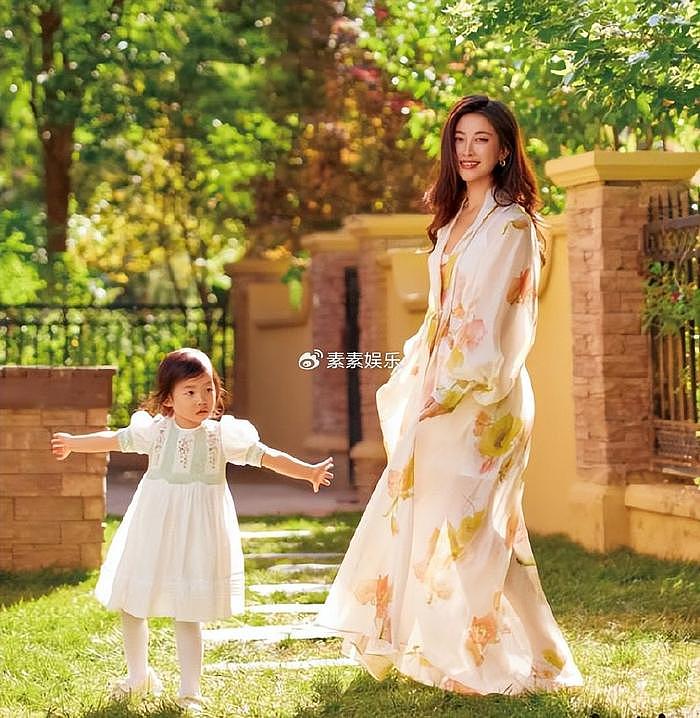 朱珠六一带女儿拍杂志，母女呈现招牌式梨涡笑，2岁王珠宝很可爱 - 5