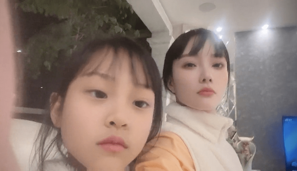 甜馨剪齐刘海和李小璐拍视频，母女拥有同款发型和脸型如姐妹花 - 3