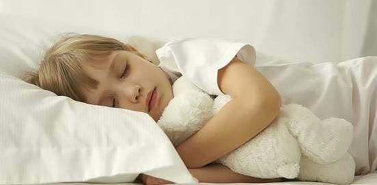 “宝宝累了就自己睡”让家长最为轻松，可这种睡眠方式并不健康 - 7