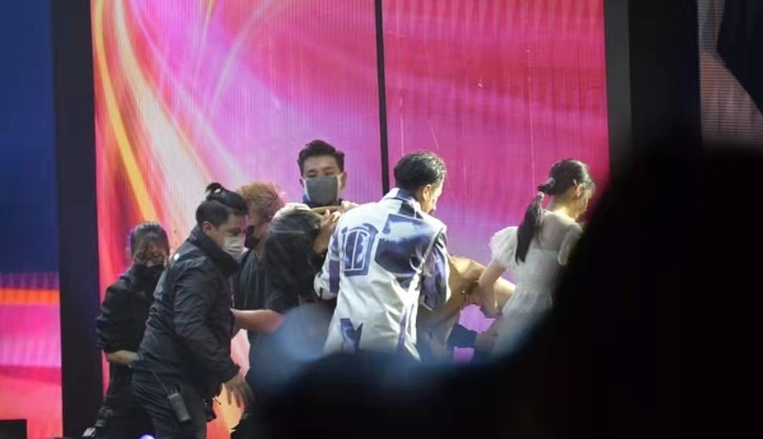 好Man！香港女歌手颁奖礼突然晕倒，获TVB视帝公主抱回后台休息 - 6
