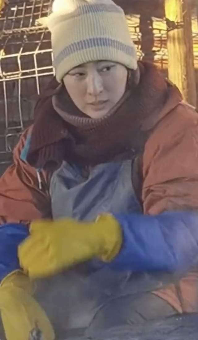 40岁马苏哈尔滨拍戏被冻傻，站冰柱下神情呆滞，被群众围观人气高 - 10