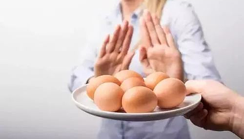 男子平均一天吃4个鸡蛋，胆囊长满结石？胆结石该如何预防？ - 1