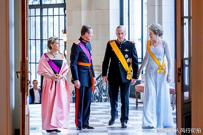 比利时王后陪同卢森堡大公夫人惊艳了！粉色斗篷套装超美，好嫩啊 - 9