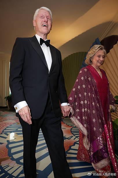 76岁希拉里也去国宴了！穿宽松长裙身材发福，被克林顿牵着手太甜 - 7