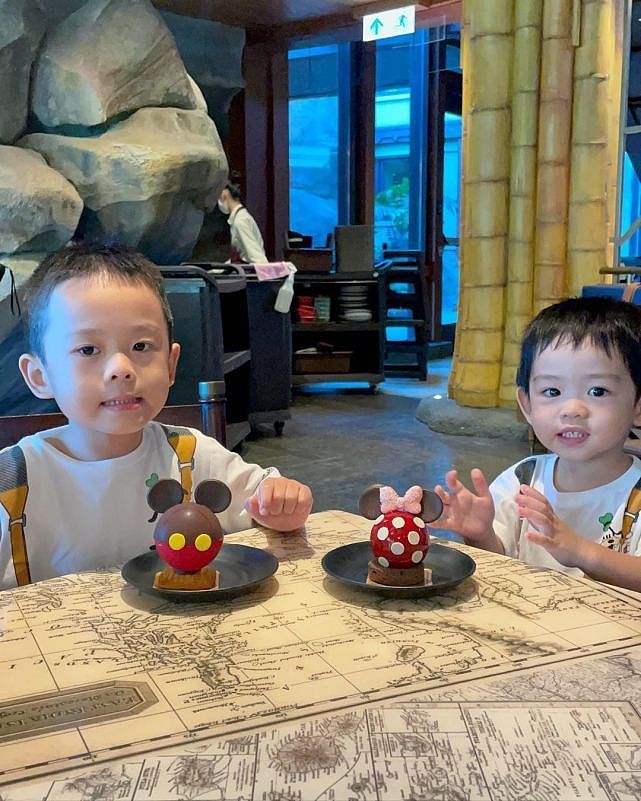 前TVB艺人陈智燊为儿子庆祝4岁生日 一家四口去游玩买玩具庆生 - 8