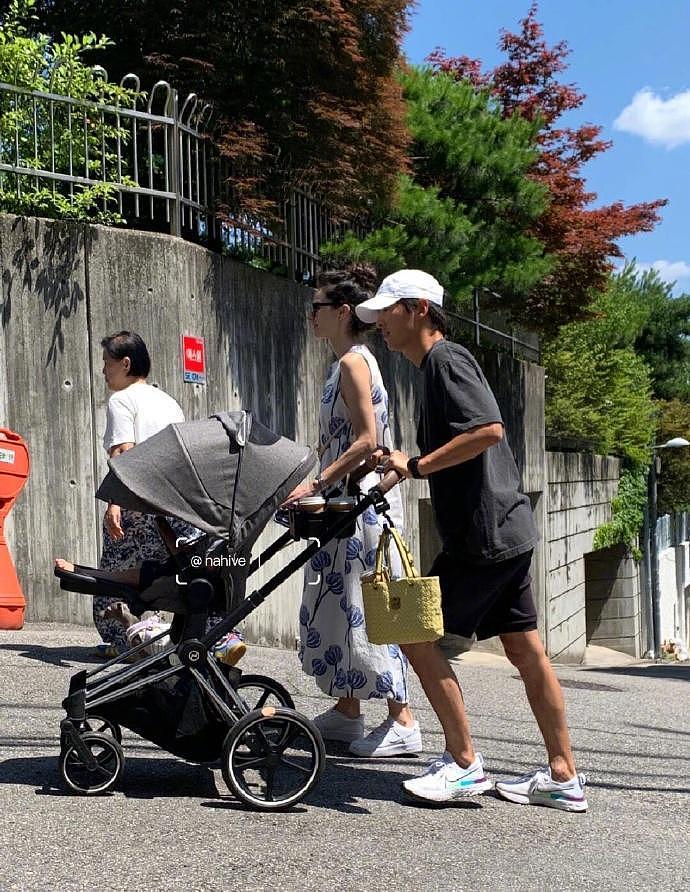 宋仲基和妻子，首尔街头遛娃，推婴儿车漫步，网友：是顾家好男人 - 2