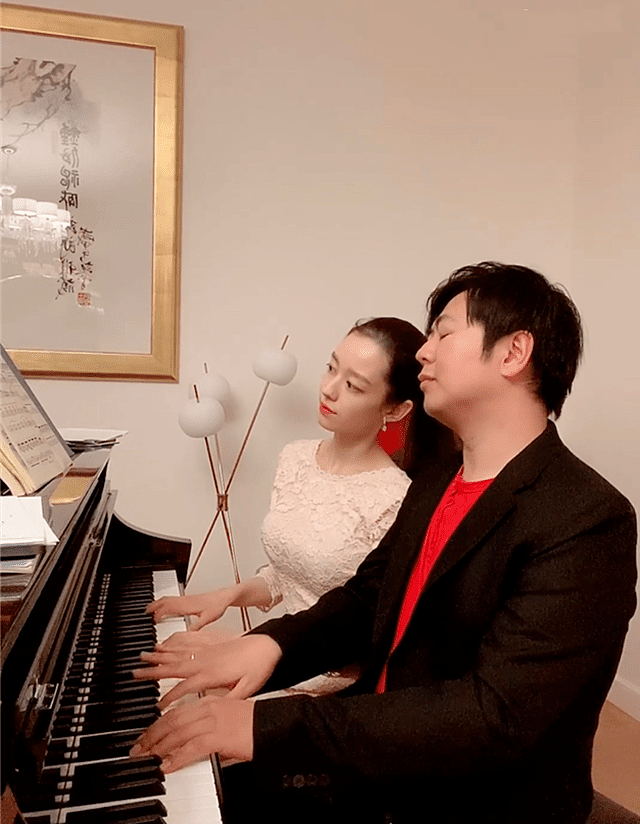 郎朗情人节高调秀恩爱，和吉娜一起钢琴合奏十分甜蜜 - 2