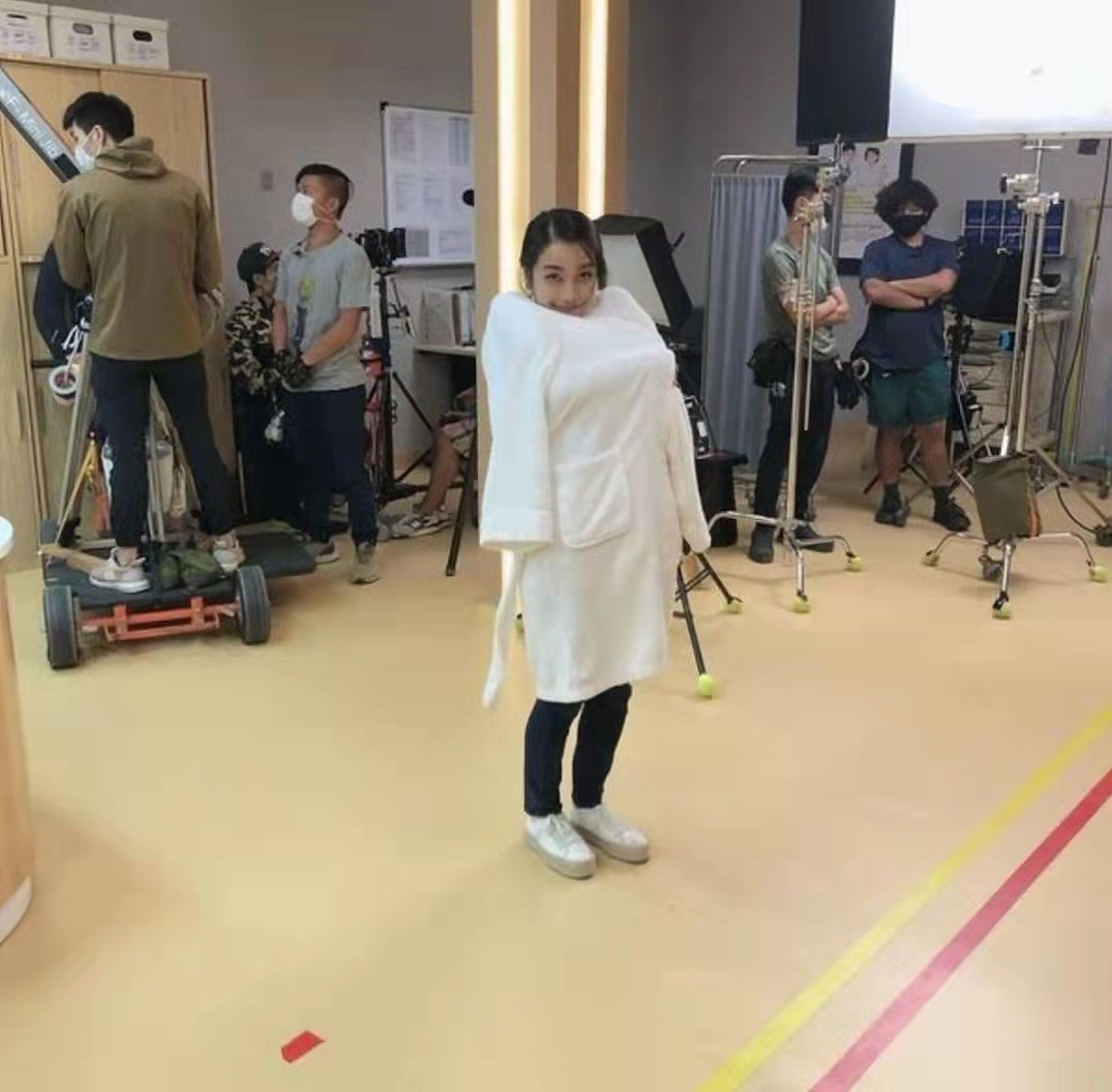 演技大爆发！TVB知名星二代雨中抱女看急诊，获赞：不愧是秦沛女儿 - 11