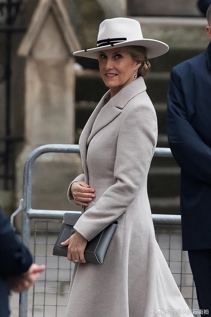 被英女王小儿媳美到了！穿2万7的米色大衣惊艳亮相，不输卡米拉 - 2