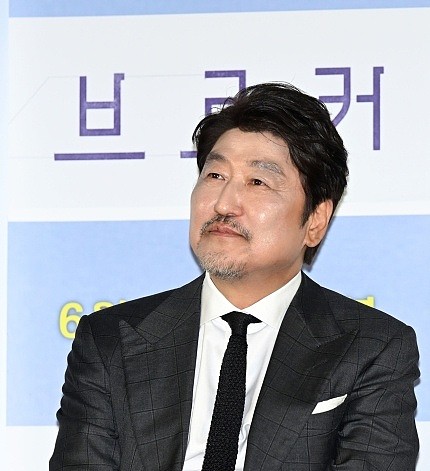 是枝裕和执导的首部韩国电影《掮客》今日举行制作发布会…… - 1