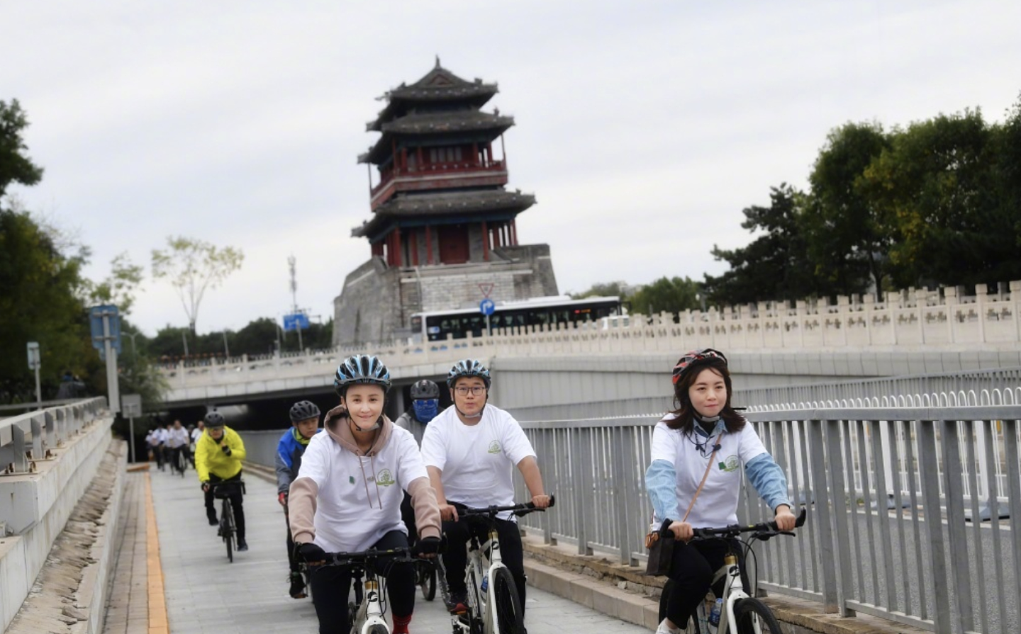 袁弘张歆艺合体参加公益骑行，沿二环骑33公里，提倡低碳绿色生活 - 7