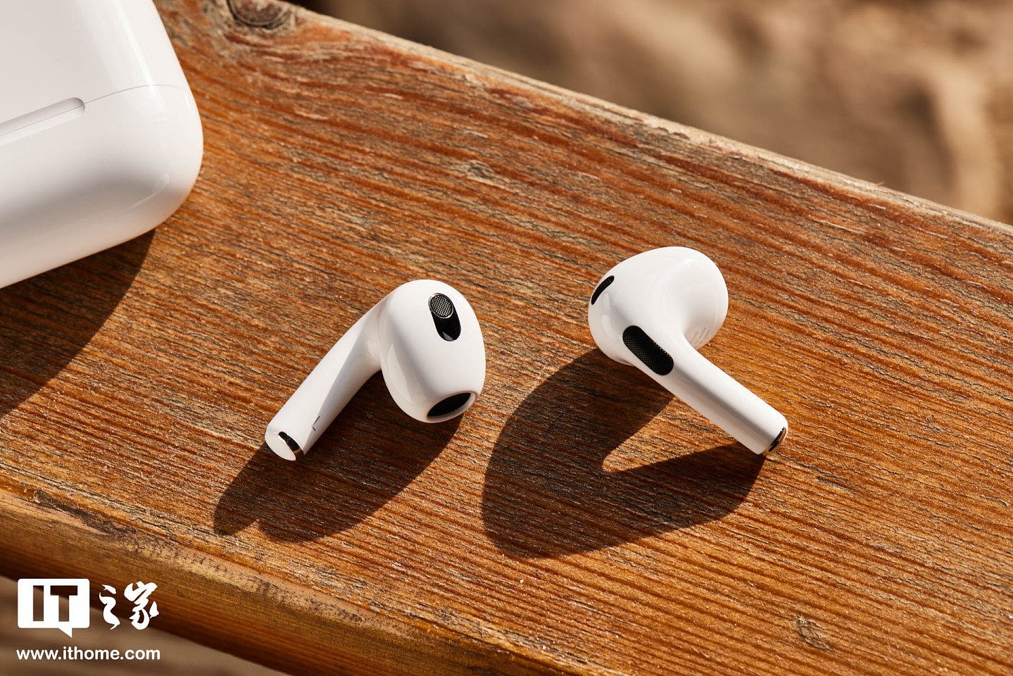 古尔曼预测苹果明年将推出 AirPods Max 2 及两款 AirPods 4 耳机 - 1