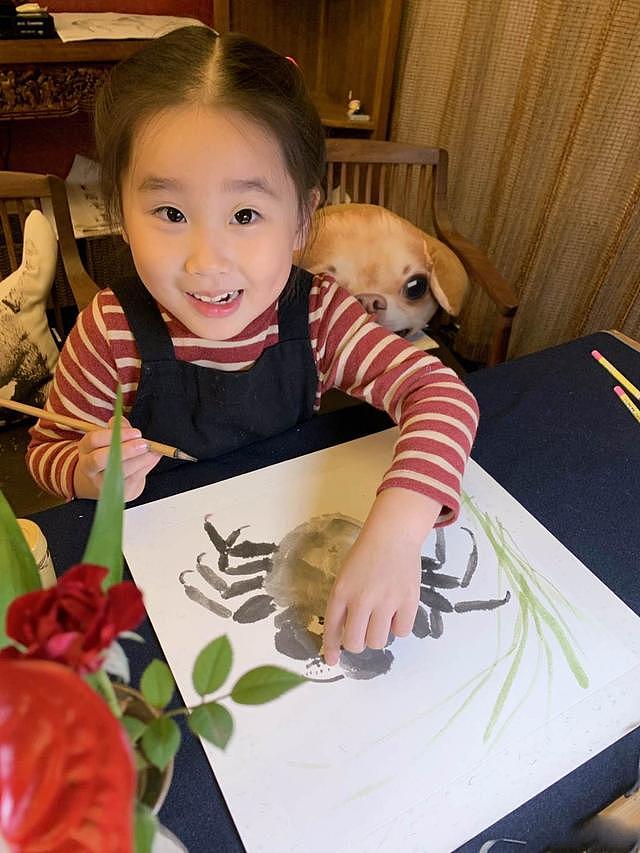 张丹露晒儿女绘画作品，5岁女儿画螃蟹活灵活现，获赵文卓称赞 - 4