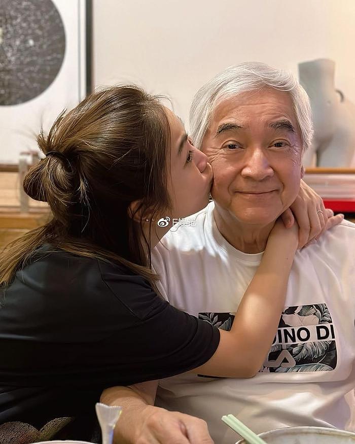 姜丽文分享爸爸秦沛近照庆祝其78岁生日 一头白发但精神很好 - 2
