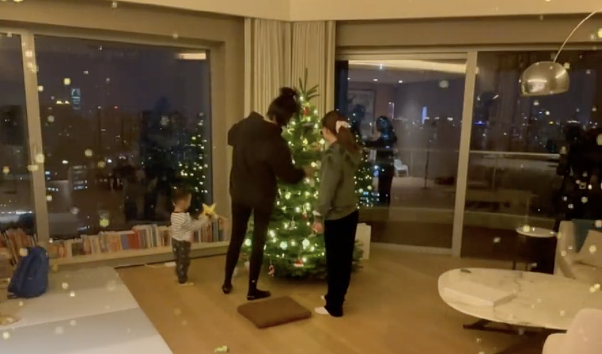 奚梦瑶产后陪儿子装饰圣诞树，两个保姆一起帮忙，超大客厅好敞亮 - 6