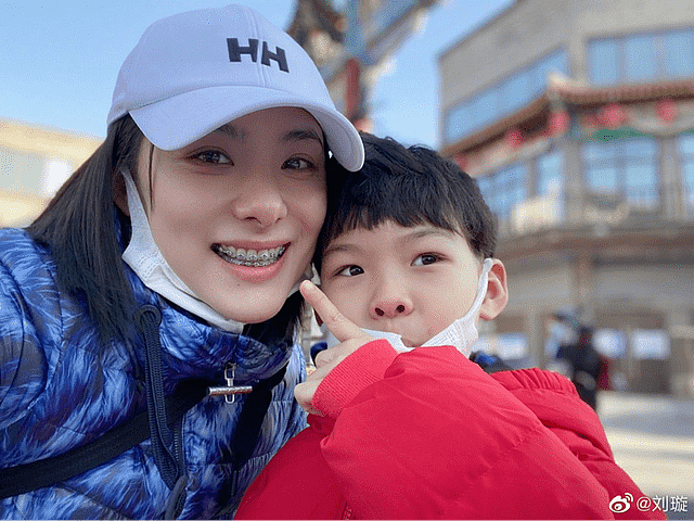 奥运冠军刘璇晒日常，儿子和妈妈神似，女儿被妈妈箍牙吓得大哭 - 3