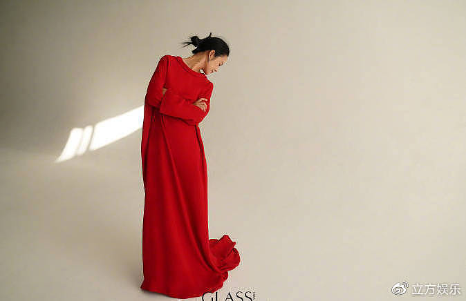 姜文妻子周韵开年大片质感高级 穿红色长裙好优雅 - 5