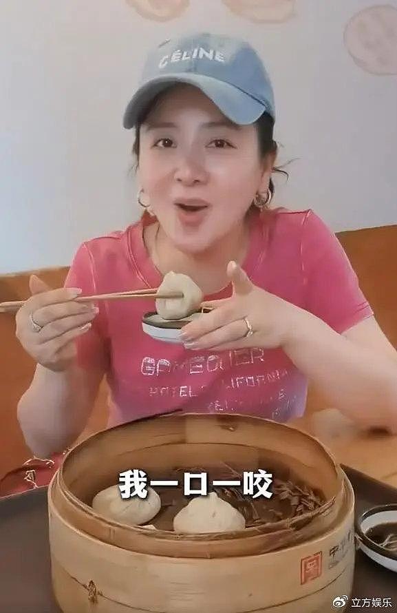 小李琳带娃回武汉过暑假 经超喂老婆吃凉面好恩爱 - 5