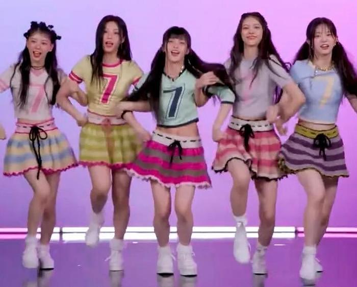 韩国女团造型又惹争议，让未成年人穿透明裙子，一上台根本遮不住 - 5