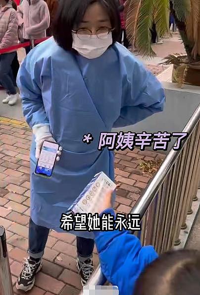张萌为防疫人员送温暖，与女儿用脸盆热牛奶亲自送，场面令人感动 - 5