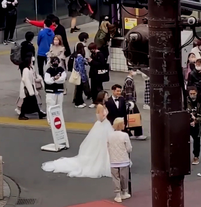 陈家乐拍摄完TVB新剧和连诗雅出国拍婚纱照 两人在闹市甜蜜拍照 - 5