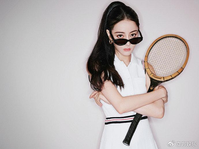 迪丽热巴网球少女造型甜酷满分 活力生风张扬动感 - 3