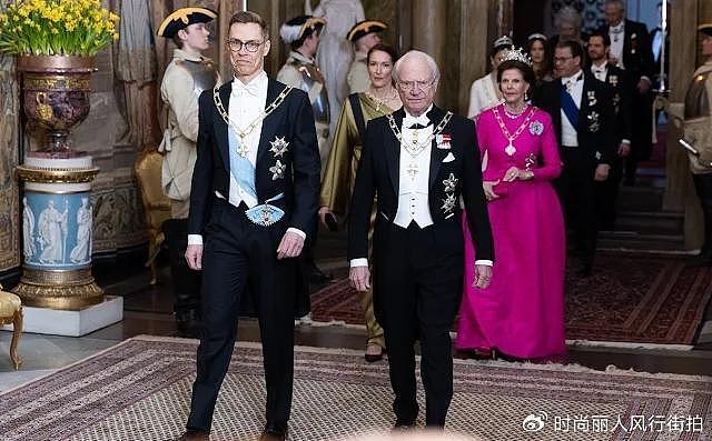 瑞典王室举行国宴！芬兰第一夫人穿香槟金太美，81岁王后穿芭比粉 - 4