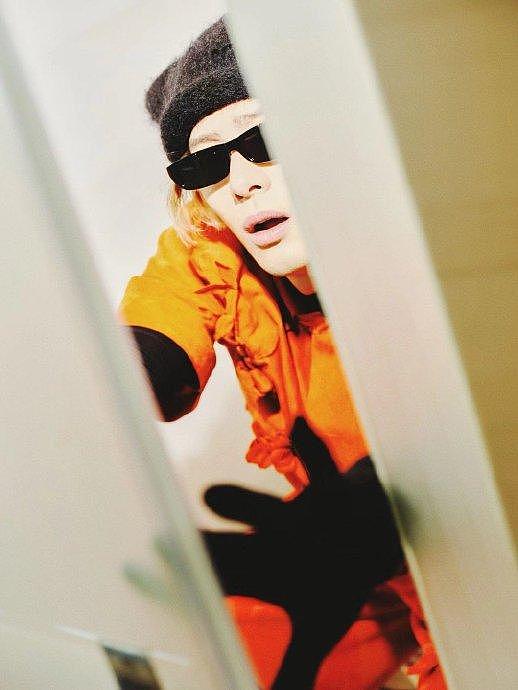 将出席上海时装秀，最新造型图中，他身着橙色套装吸睛又亮眼… - 1