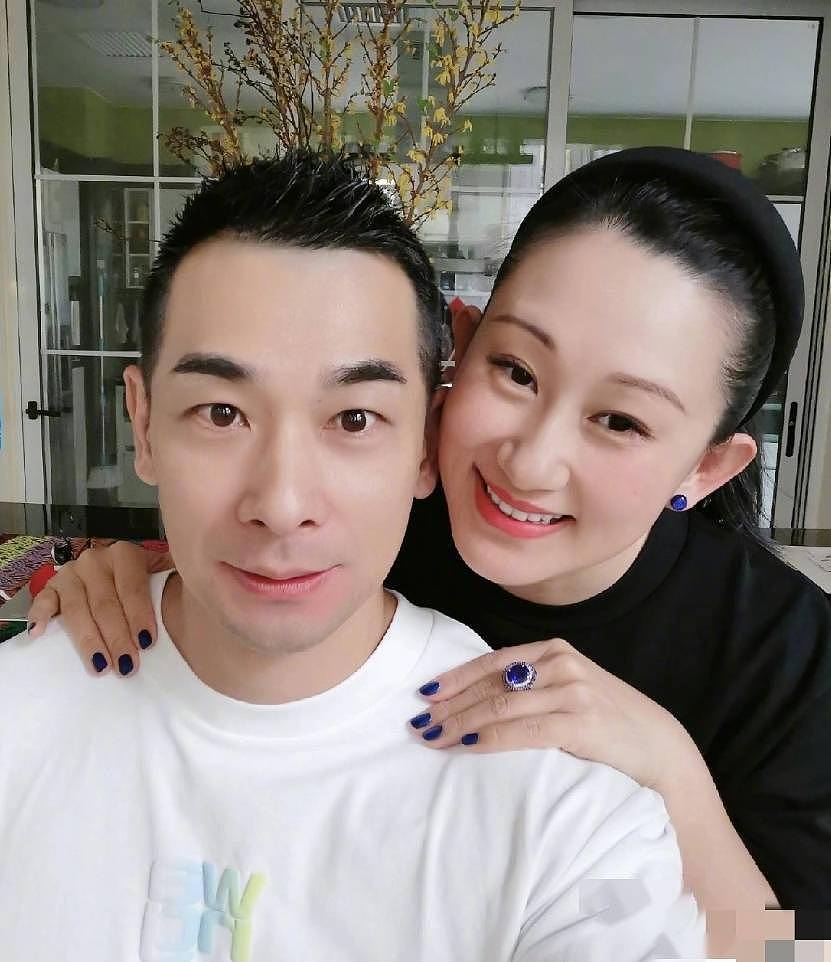 赵文卓庆与妻子19周年纪念日，张丹露一身珠宝贵妇范十足，夫妻好恩爱 - 7